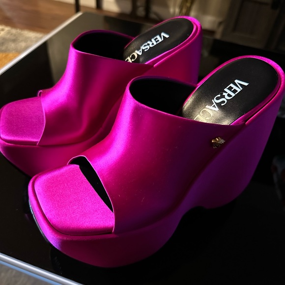 Versace
160mm platform wedge heel sandal Fuchsia Pink - Picture 2 of 4